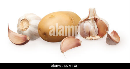 Tutto aglio fresco, metà, chiodi di garofano e le patate e isolato su sfondo bianco Foto Stock