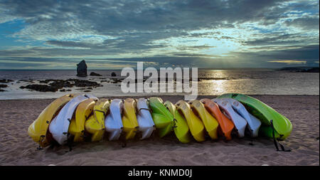 Canoe sulla spiaggia Thurlestone, South Devon, Regno Unito Foto Stock