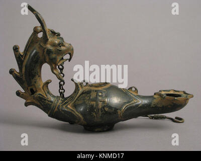 Una lampada a sospensione con testa di griffin della cultura bizantina, IV-vi secolo, realizzata in lega di rame, utilizzata per l'illuminazione e gli scopi decorativi. Foto Stock