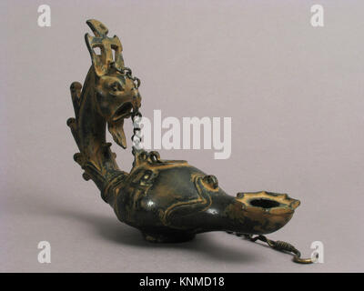 Una lampada a sospensione bizantina del IV-vi secolo con testa di griffin, realizzata in lega di rame, che serve sia scopi decorativi che funzionali. Foto Stock