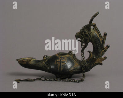 Lampada bizantina del IV-vi secolo con testa di griffin, lega di rame, che illustra l'artigianato storico della lavorazione dei metalli e il design decorativo. Foto Stock