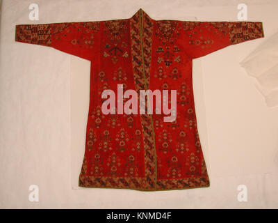 Cappotto (Choga), metà Ottocento o prima, realizzato nell'attuale Turkmenistan, Medio: Tessuto macinato: Lana a trama semplice rossa filata a mano (ordito e trama); ricamo: seta; rivestimento: Ikat seta (ordito), cotone (trama); fodera: Cotone russo stampato a rullo Foto Stock