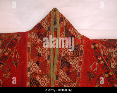 Cappotto (Choga), metà Ottocento o prima, realizzato nell'attuale Turkmenistan, Medio: Tessuto macinato: Lana a trama semplice rossa filata a mano (ordito e trama); ricamo: seta; rivestimento: Ikat seta (ordito), cotone (trama); fodera: Cotone russo stampato a rullo Foto Stock