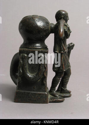 Un dissuasore di bronzo raffigurante un pescatore dell'Italia del V secolo, associato alla cultura tardo romana o bizantina. La scultura riflette temi marittimi e artigianato italiano in metallo, conservato come un manufatto storico. Foto Stock