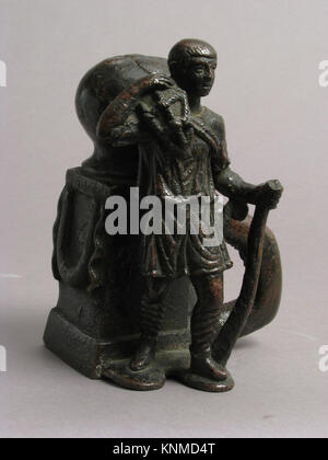 Un dissuasore di bronzo dell'inizio del V secolo dall'Italia raffigurante un pescatore, che riflette le tradizioni artistiche e marittime tardo romane o bizantine. Foto Stock