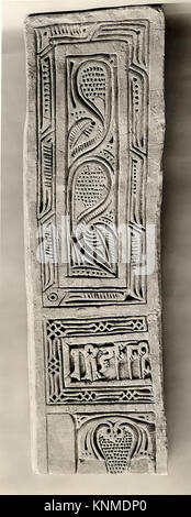 Un pannello dado in stucco del X secolo scavato a Nishapur, Iran, caratterizzato da dettagli intagliati e alcuni elementi in gesso fuso, che riflettono l'arte decorativa islamica. Foto Stock