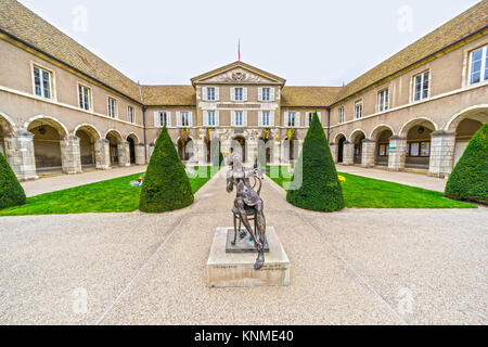 BEAUNE, Francia - 18 novembre 2017: Beaune Hotel de Ville cortile (Palazzo comunale), a Beaune, Borgogna, Francia Foto Stock