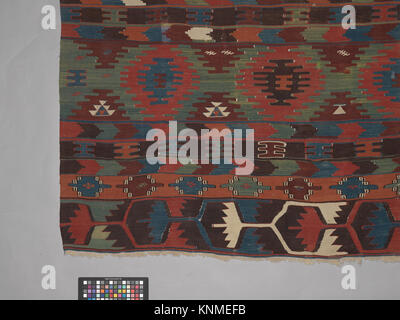 Questo tappeto risale alla prima metà del XIX secolo, attribuito ad Ankara, in Turchia. È realizzato in lana e cotone utilizzando una tecnica di tessitura a tappeto, che riflette l'artigianato tessile del periodo. Foto Stock