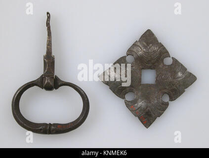 Questa piastra della maniglia della porta tedesca del XVI secolo è realizzata in ferro, a dimostrazione dell'artigianato nella lavorazione dei metalli durante il periodo rinascimentale. Foto Stock