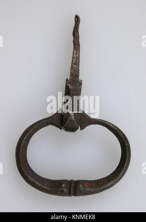 Una piastra di maniglia tedesca della porta del XVI secolo in ferro, che mostra dettagli in metallo tipici del periodo. Foto Stock