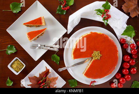 Cheesecake salati per Natale preparato con formaggio, zucchini, pistacchi e salsa di pomodoro. Foto Stock