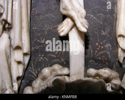 Un dittico francese o fiammingo del XV secolo di Hainaut, fatto di avorio e pergamena di elefante, dipinto con pigmenti, e incastonato in una cornice d'argento, raffigurante la passione di Gesù. Foto Stock