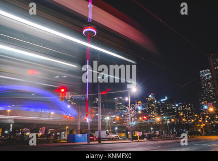 CN Tower di notte con percorsi di luce creato da TTC tram a Toronto, Ontario, Canada Foto Stock