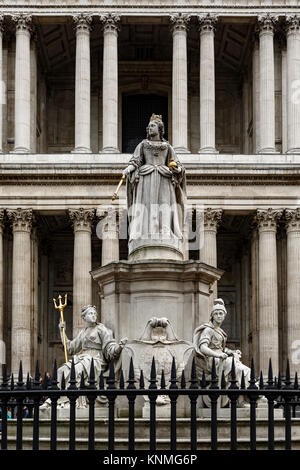 Queen Anne statua che si trova nella parte anteriore della Cattedrale di San Paolo a Londra, Inghilterra, Regno Unito Foto Stock