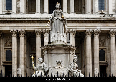 Queen Anne statua che si trova nella parte anteriore della Cattedrale di San Paolo a Londra, Inghilterra, Regno Unito Foto Stock