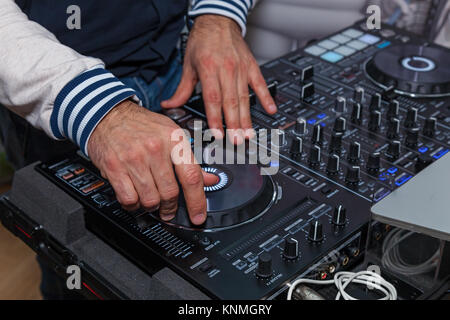 Il DJ ha le mani sulla console di musica. DJ console cd mp4 deejay console di mixaggio musica party in discoteca. DJ console per esperimenti con la musica Foto Stock