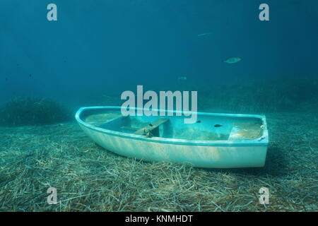 Sott'acqua una piccola barca affondata sul fondale con foglie di Nettuno erba e qualche pesce, mare Mediterraneo, Catalonia, Costa Brava, Spagna Foto Stock