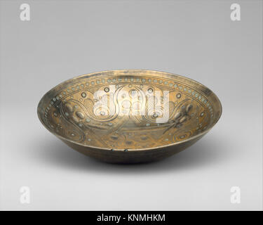 Una ciotola in bronzo ad alto contenuto di stagno, MET DT4627, realizzata in lega di bronzo con elevato contenuto di stagno, caratterizzata da forma arrotondata e finitura liscia, che esemplificano la storica lavorazione in metallo bronzo. Foto Stock