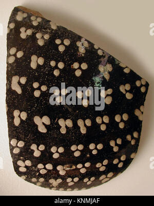 Un frammento del Metropolitan Museum, numero di catalogo wb-40.170.497 450167, con ammassi di punti bianchi su una superficie, che rappresentano un uso storico o decorativo. Foto Stock