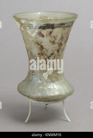 Un becher romano di vetro del V secolo, di 10,8 x 7,4 cm, nella collezione del Metropolitan Museum of Art, donato da J. Pierpont Morgan. Foto Stock