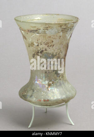 Un becher romano di vetro del V secolo, di 10,8 x 7,4 cm, conservato nella collezione del Metropolitan Museum of Art per lo studio e l'esposizione. Foto Stock