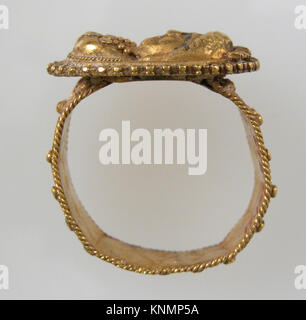 Anello da dito incontrato sf17-192-219s1 465285 tardo romana, anello da dito, 6th?VII secolo, oro, complessivo: 15/16 x 13/16 x 9/16 in. (2,4 x 2,1 x 1,4 cm) 13/16 x 9/16 x 1/4 in. (2 x 1,4 x 0,6 cm). Il Metropolitan Museum of Art di New York. Dono di J. Pierpont Morgan, 1917 (17.192.219) Foto Stock