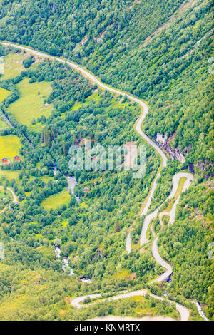 Avvolgimento su strada dal villaggio di Geiranger Dalsnibba montagna in More og Romsdal county, Norvegia. Foto Stock