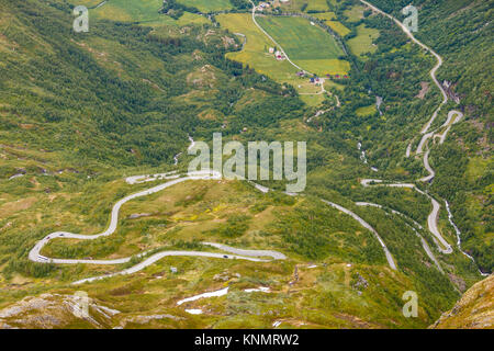 Avvolgimento su strada dal villaggio di Geiranger Dalsnibba montagna in More og Romsdal county, Norvegia. Foto Stock