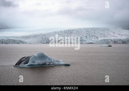 Iceberg galleggiante in Fjallsarlon laguna glaciale in Islanda Foto Stock