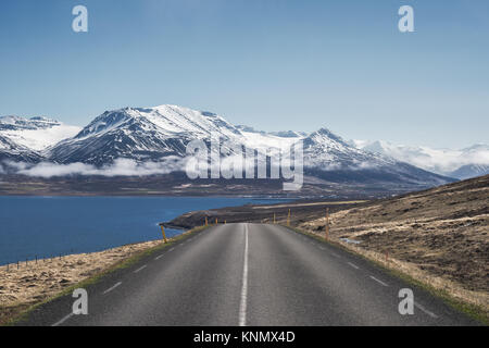 Bella vista la mattina all'itinerario 82 verso Dalvik nel nord dell'Islanda Foto Stock