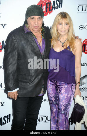 NEW YORK, NY - 03 agosto: Steven Van Zandt, Maureen Van Zandt assiste il "Ricki e il flash " New York premiere a AMC Lincoln Square Theatre il 3 agosto 2015 a New York City. Persone: Steven Van Zandt, Maureen Van Zandt Foto Stock