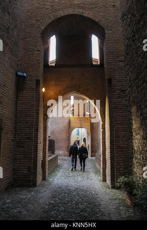 Vignola, Italia - 30 Ottobre 2016: i turisti a piedi nella antica fortezza. Emilia Romagna a Modena Foto Stock