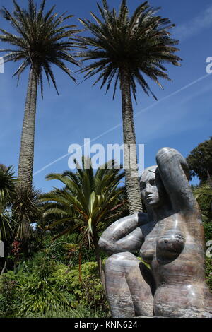 La scultura della dea della terra Gaia in Tresco giardini, isole Scilly, REGNO UNITO Foto Stock