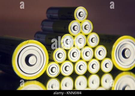 Doppio giallo a batterie riflettendo a specchio, elettricità concetto di archiviazione Foto Stock