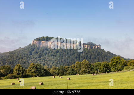 Germania. Svizzera sassone. Fortezza di Koenigstein nel giorno d'estate. Muro di fortificazione del castello Tedesco Konigstein Foto Stock