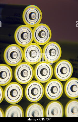 Doppio giallo a batterie riflettendo a specchio, elettricità concetto di archiviazione Foto Stock