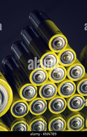 Doppio giallo a batterie riflettendo a specchio, elettricità concetto di archiviazione Foto Stock