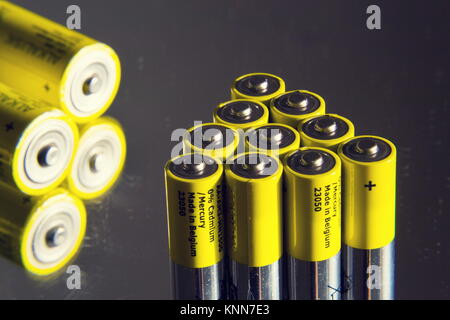 Doppio giallo a batterie riflettendo a specchio, elettricità concetto di archiviazione Foto Stock