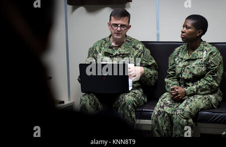 Fiume del Amazon, Brasile (nov. 28, 2017) Lt. La Cmdr. Robert Lennon, uno specialista in medicina generale, dà una lezione sulle infezioni trasmesse sessualmente a bordo di NAsH Soares de Meirelles sul fiume Rio delle Amazzoni in Brasile, 28 novembre. Lennon è un membro di una squadra di cinque Stati Uniti Navy medici che sono impegnati in un mese di missione umanitaria sul fiume Rio delle Amazzoni. Il team sta lavorando con la Marina brasiliana per offrire assistenza sanitaria di alcuni dei più persone isolate nel mondo. Come il team di vele da un villaggio al successivo, essi utilizzano il tempo per conferenze mediche e la condivisione delle migliori pratiche per il settore sanitario in Foto Stock