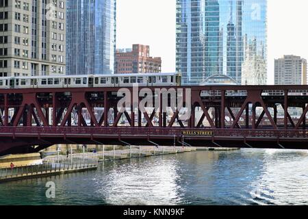 CTA Rapid Transit Train rendendo il suo modo attraverso Chicago's Wells Street Bridge come si lascia la città famosa downtown Loop o. Chicago, Illinois, Stati Uniti d'America. Foto Stock