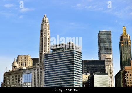 Contrasto di stili architettonici abbondano come epoche coesistere lungo la riva sud del fiume Chicago. Chicago, Illinois, Stati Uniti d'America. Foto Stock