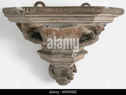 Corbel incontrato sf1974-126-2s1 465968 francese, Corbel, tardo XV secolo, calcare, con tracce di policromia e doratura, complessivo: 8 3/4 x 13 13/16 x 10 in. (22,2 x 35,1 x 25,4 cm). Il Metropolitan Museum of Art di New York. Il lascito di Irwin Untermyer, 1973 (1974.126.2) Foto Stock