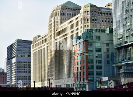 Chicago, Illinois, Stati Uniti d'America. La massiccia Merchandise Mart di Chicago. Costruito nel 1930, il Mart si trova sulla sponda nord del fiume Chicago. Foto Stock