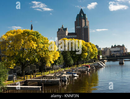 Molo e il centro cittadino lungo il fiume Milwaukee a Milwaukee nel Wisconsin. Foto Stock