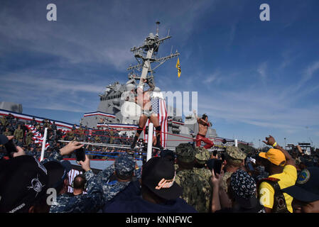 SAN DIEGO (DEC. 5, 2017) World Wrestling Entertainment (WWE) superstar Randy Orton pone per i marinai durante la quindicesima WWE omaggio alle truppe evento presso la base navale di San Diego. Mentre a San Diego, WWE superstars trascorso del tempo dando al personale militare e per le loro famiglie. Attività incluse una prevenzione bullismo rally, nonché visite in ospedale militare e iniziative di divulgazione a vari impianti tra cui la base navale di San Diego, Naval Air Station North Island e Naval Medical Center di San Diego. (U.S. Navy Foto Stock