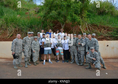 Avieri da Puerto Rico's Air National Guard 156Airlift Wing collaborazione con l'organizzazione non-profit Foundation per Puerto Rico per contribuire a distribuire acqua e cibo per le persone all'interno dell'Orocovis comune, che si trova nella Catena Montuosa Centrale in Puerto Rico il Venerdì, 8 dicembre 2017. Foto Stock