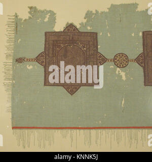 Frammento di una copertina del libro DELLA collezione MET, numero di catalogo wb-90.5.807b 444286, con decorazioni geometriche e interlacciate su materiale invecchiato. Foto Stock