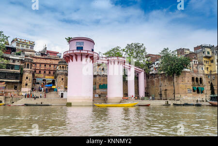 .Manikarnika Ghat è uno dei la più santa tra le sacre riverfronts,a fianco del fiume Gange. Si ritiene che un uomo morto di anima trova salvatio Foto Stock