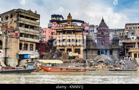 .Manikarnika Ghat è uno dei la più santa tra le sacre riverfronts,a fianco del fiume Gange. Si ritiene che un uomo morto di anima trova salvatio Foto Stock