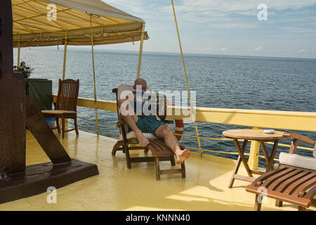 Rilassante sul mare MV gitana, una indesiderata birmano, crociera nell'arcipelago Mergui, Myanmar Foto Stock